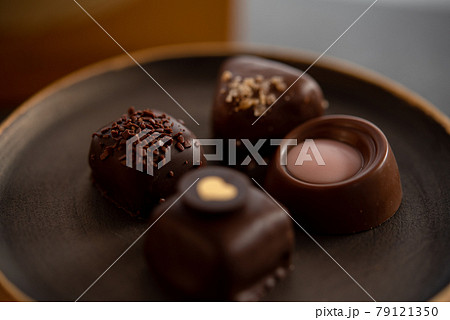 皿に乗ったボンボンショコラ 79121350