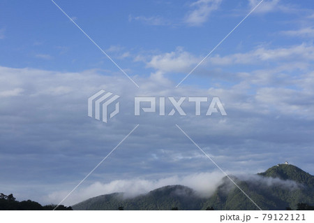 6月中旬岐阜市早朝の金華山と空 79122121
