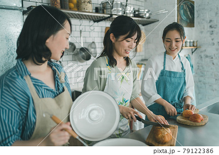 料理する主婦たち 料理する主婦たち 79122386