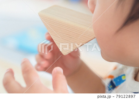 積み木をくわえる赤ちゃん 積み木をくわえる赤ちゃん 79122897