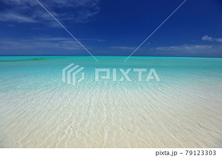 南太平洋メラネシアのニューカレドニア　ロワイヨテ諸島の天国に一番近い島ウヴェア島　ムリの青い海 79123303