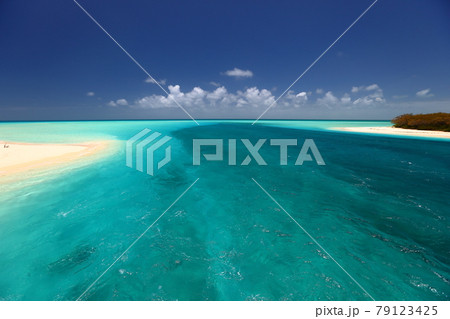 南太平洋メラネシアのニューカレドニア ロワイヨテ諸島の天国に一番近い島ウヴェア島 ムリの砂浜と青い海 南太平洋メラネシアのニューカレドニア ロワイヨテ諸島の天国に一番近い島ウヴェア島 ムリの砂浜と青い海 79123425