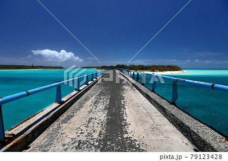 南太平洋メラネシアのニューカレドニア　ロワイヨテ諸島の天国に一番近い島ウヴェア島　ムリ橋と青い海 79123428