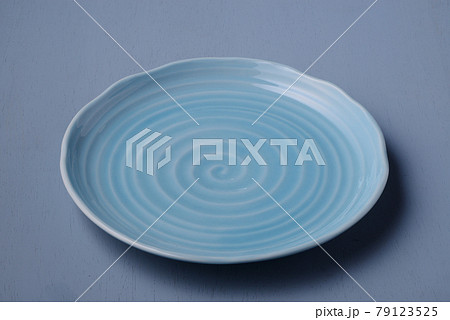 青い渦巻き柄の皿の背景素材 79123525