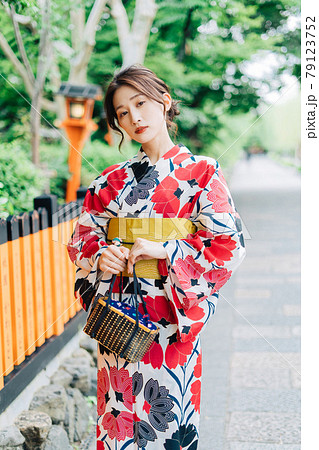 京都観光をする浴衣の女性の写真素材