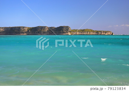 南太平洋メラネシアのニューカレドニア　ロワイヨテ諸島の天国に一番近い島ウヴェア島　レキン湾の青い海 79123834
