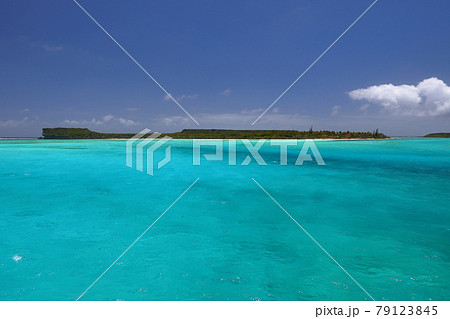 南太平洋メラネシアのニューカレドニア ロワイヨテ諸島の天国に一番近い島ウヴェア島 レキン湾の青い海の写真素材