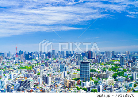 東京風景　青空と新緑　三田　田町　方面 79123970