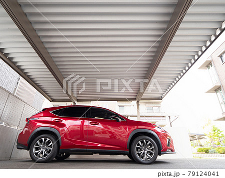 住宅のガレージ 79124041