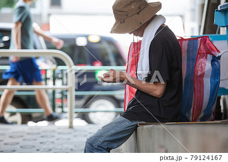 路上生活　疲れ　ホームレス　座る 79124167