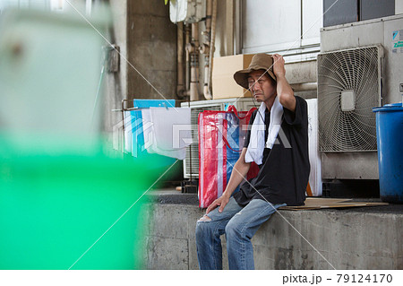 路上生活　疲れ　ホームレス　座る 79124170