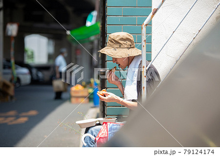 路上生活　食事　ランチ　ホームレス 79124174