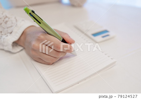 ペン　ボールペン　ノート　電卓　計算　テレワーク　在宅　事務　筆記　資格　勉強　考える　頬杖　女性 79124527
