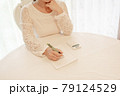 ペン　ボールペン　ノート　電卓　計算　テレワーク　在宅　事務　筆記　資格　勉強　考える　頬杖　女性 79124529