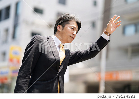 タクシーを止めるビジネスマン　ミドル 79124533