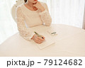 ペン　ボールペン　ノート　電卓　計算　テレワーク　在宅　事務　筆記　資格　勉強　考える　頬杖　女性 79124682
