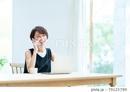 リビングでテレワーク中の女性 79125790