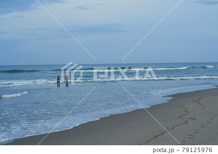 海　釣り人　波　沙浜 79125976