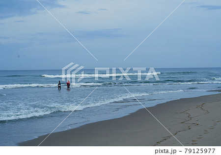 海　釣り人　波　沙浜 79125977