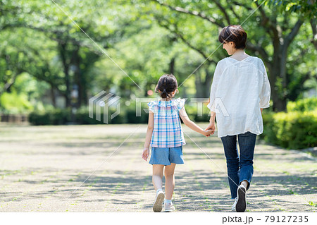 手をつないで歩く親子の後ろ姿 79127235