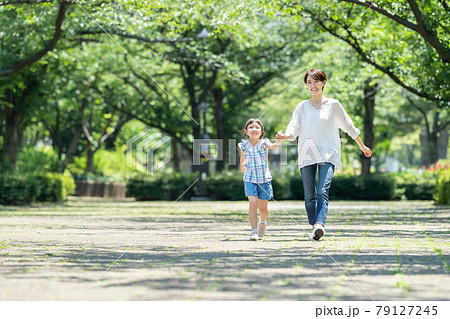 手をつないで歩く幸せな親子 79127245