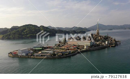 広島県豊田郡大崎上島町の契島（軍艦島）の空撮 79127638