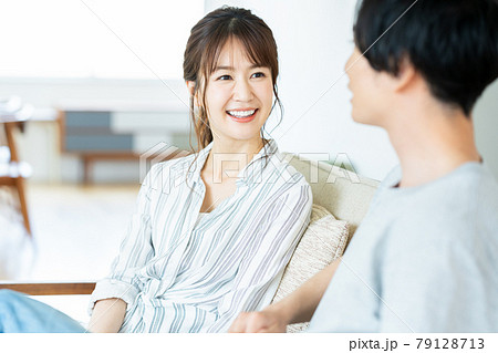 夫婦 カップル リビング ライフスタイル 夫婦 カップル リビング ライフスタイル 79128713
