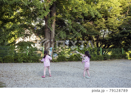 シャボン玉 子供 少女 79128789