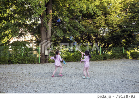 シャボン玉 子供 少女 79128792