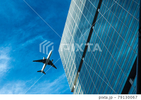 品川港南口の高層ビル街の上空を羽田に向かう飛行機 79130067