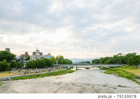 五山の送り火前の鴨川デルタ(京都府京都市左京区下鴨宮河町) 五山の送り火前の鴨川デルタ(京都府京都市左京区下鴨宮河町) 79130078