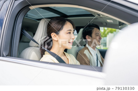 自動車に乗るカップル 79130330