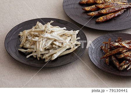 上品な漆器に盛られたワカサギの甘露煮と飴煮と煮干し 79130441