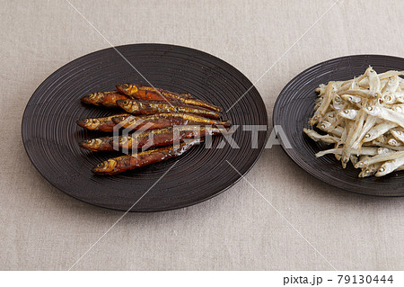 上品な漆器に盛られたワカサギの甘露煮と煮干し 79130444