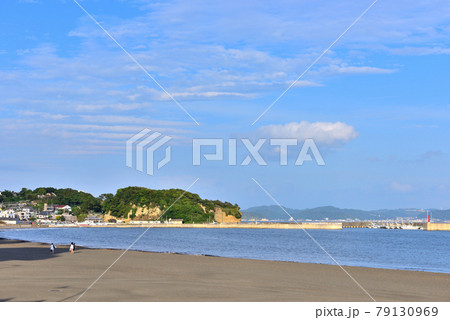 快晴の江ノ島東浜海岸に浮かぶ素敵な白い雲 快晴の江ノ島東浜海岸に浮かぶ素敵な白い雲 79130969