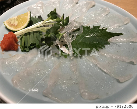 美しく艶やかで美味しそうな河豚の刺身 美しく艶やかで美味しそうな河豚の刺身 79132606