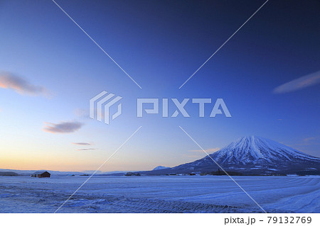北海道倶知安町瑞穂の朝焼けと小屋と羊蹄山 北海道倶知安町瑞穂の朝焼けと小屋と羊蹄山 79132769