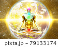 ヨガ_瞑想_座禅_014 覚醒 悟り チャクラ 光 地球 宇宙背景 79133174