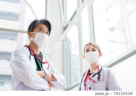 ベテラン医師と若い医師のポートレート 79133336