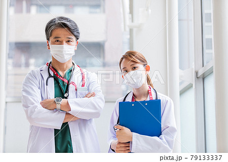 ベテラン医師と若い医師のポートレート 79133337