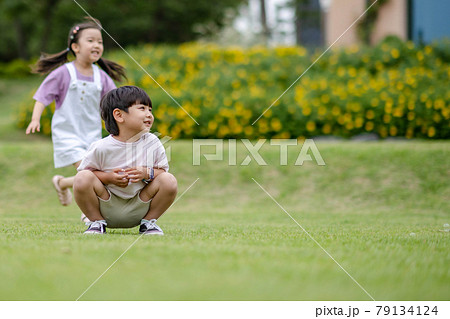 子供 遊び場 家族 79134124