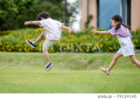 子供 遊び場 家族 79134140