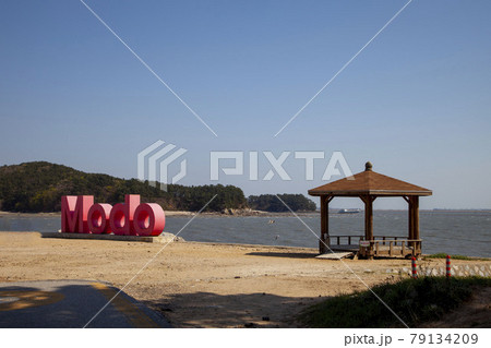 海 ビーチ 波 79134209