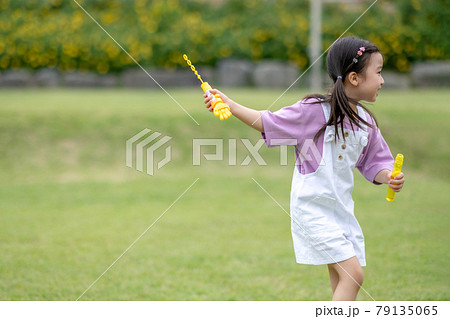 子供 シャボン玉 風船 79135065