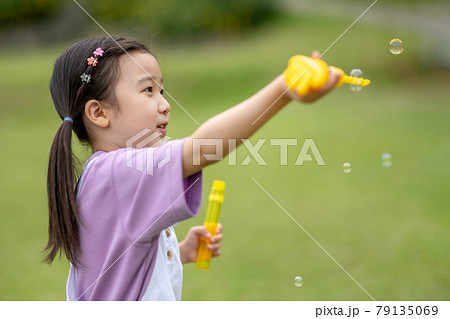 子供 シャボン玉 風船 79135069