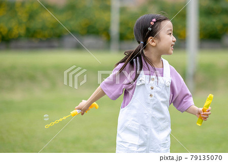 子供 シャボン玉 風船 79135070