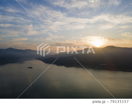 霧 湖 日の出 79135157