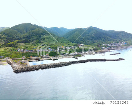 初夏の北海道松前町で白神漁港の風景を空撮 79135245