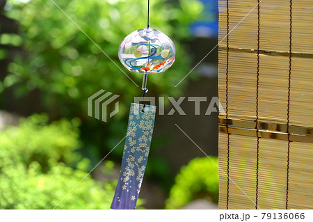 和風の庭の揺れる風鈴1 和風の庭の揺れる風鈴1 79136066
