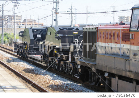 山陽本線・魚住駅を通過するJR貨物DE10牽引大物車(シキ850) 79136470